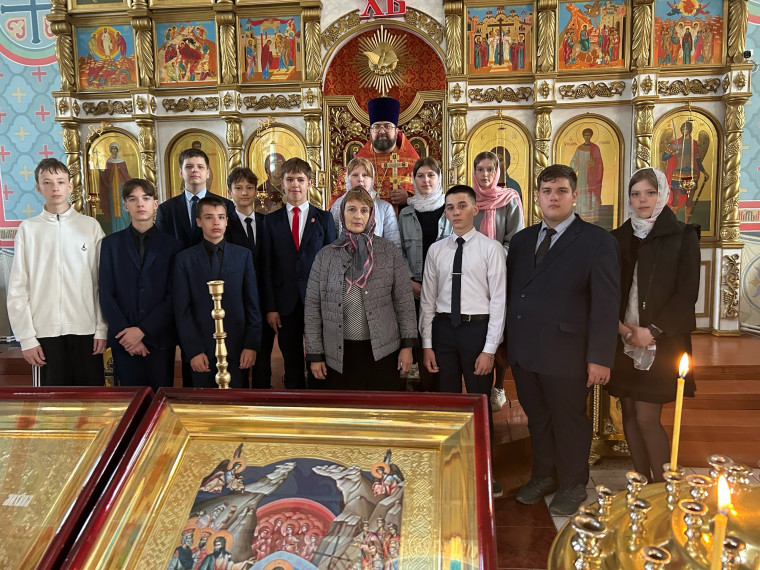 19 мая ученики 8В класса посетила Михаило-Архангельский храм п. Чамзинка.